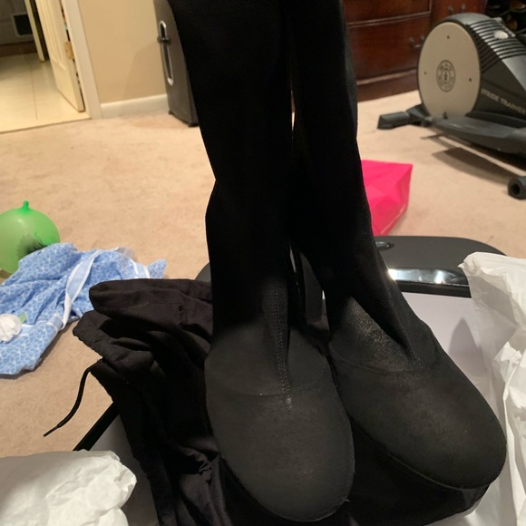 Chanel short lambskin boot - Picture 3 of 7